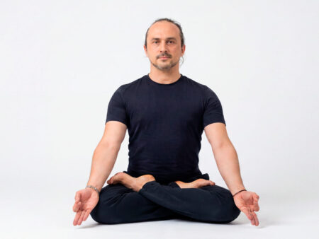 Падмасана Padmasana поза лотоса
