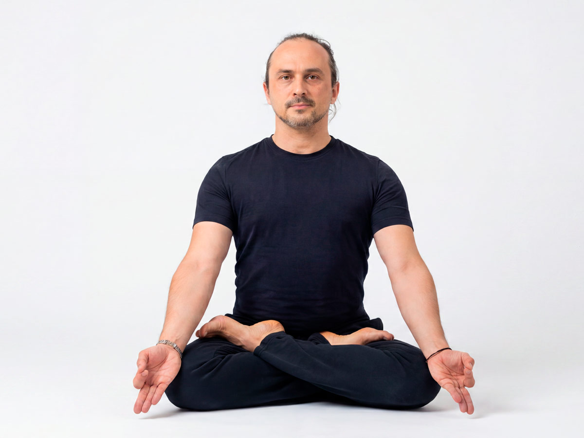 Падмасана Padmasana поза лотоса